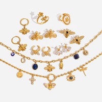 Ensemble Bijoux Série Insectes en Acier Inoxydable Plaqué or Émail Incrustation Zircon Pendentif Abeille Collier Boucles d'Oreilles Bague pour Femmes Cadeaux