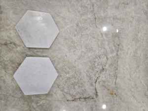 Elegante Juego de Posavasos de Mármol Natural con Acabado Flameado en Verde Grisáceo y Blanco, Diseño Impermeable para Mesa - Product Image 3