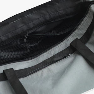 Bolsa de Lona Resistente al Agua para Viajes y Gimnasio, Diseño Espacioso con Correa para el Hombro para un Fácil Transporte y Uso Diario en Venta - Product Image 4