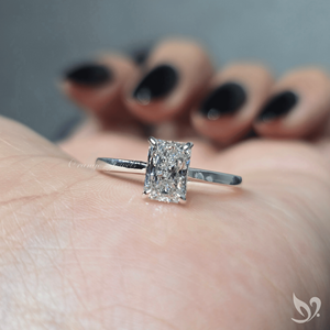 Bague de fiançailles minimaliste solitaire en or blanc 10 carats avec diamant de laboratoire taille radiant de 1 carat certifié IGI pour anniversaire et mariage - Product Image 5