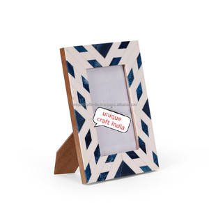 Cadre photo en bois fait main avec motif géométrique rayé bleu, design moderne, artisanat, décoration de table pour la maison - Product Image 1