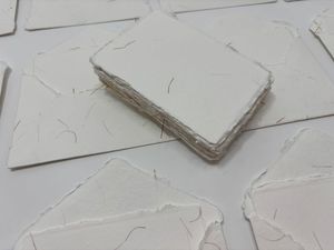 Hojas de Papel Hechas a Mano con Borde Decorativo y Fibras Metálicas Doradas para Manualidades, Invitaciones y Empaquetado - Product Image 2