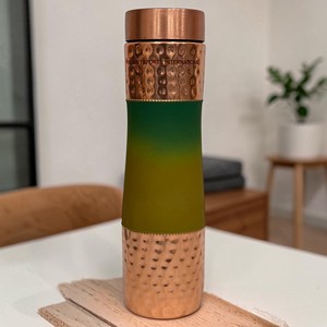 Botella de agua de cobre con cuerpo verde de Indian exports international. Cobre puro certificado - Product Image 1