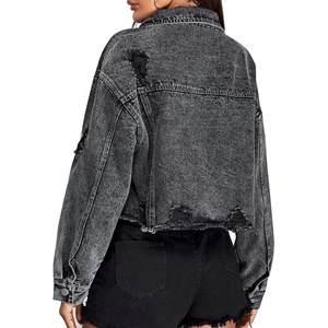 Chaqueta vaquera corta negra con logo personalizado, lavado ácido, dobladillo sin rematar, efecto desgastado vintage para mujer, venta al por mayor, estilo streetwear - Product Image 2
