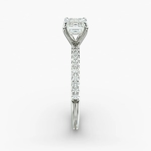 Anillo de compromiso de platino con diamante talla esmeralda, engaste pavé, clásico para mujer - Product Image 4
