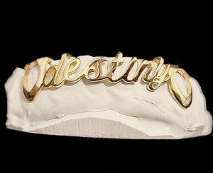 Grillz dentaire en or 24 carats en forme de cœur, personnalisé avec le nom « Destiny », style hip-hop, bijoux corporels unisexes pour usage quotidien - Product Image 2