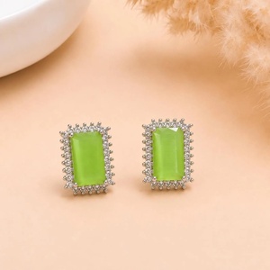 ต่างหูห่วงเพอริดอท ชุบทองคำขาว 14K สีเขียว ของขวัญเครื่องประดับวินเทจสำหรับเธอ สวมใส่ได้ทุกวัน - Product Image 2