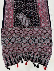Sari de diseñador Arjakh de satén de viscosa y seda con estampado, pallu rico con trabajo de espejo original en toda la prenda, y blusa sin coser. - Product Image 4