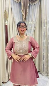 Ensemble Kurti et pantalon en soie brodée rose, séchage rapide, avec dupatta, tenue ethnique Salwar Kameez pour femme, idéal pour les mariages et les fêtes - Product Image 3