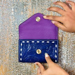 Portefeuille court pour femme en cuir véritable fait main avec gaufrage de lettres, fermeture à rabat, bleu, pour usage quotidien, pochette mode en polyester antivol - Product Image 3