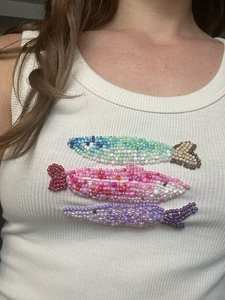 Top corto de verano para mujer con bordado de flor tropical, sin mangas, estilo camisa de vacaciones, de algodón acanalado, con hibisco rosa y cuentas - Product Image 3