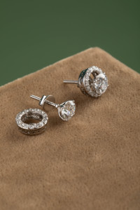 Boucles d'oreilles clous halo en diamant rond brillant en or blanc 14 carats, bijoux fins élégants pour femme, cadeau classique et étincelant - Product Image 3