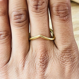 Anillo de Diseño de Lujo con Ondas, Anillos Bohemios de Latón para Mujer, Chapado en Oro de 18k, Anillo Minimalista Apilable con Diseño Chevron, Joyería al por Mayor/OEM/ODM - Product Image 6