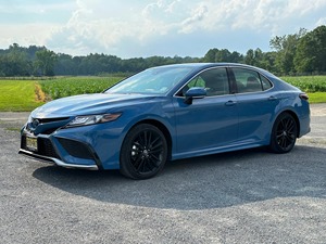 Camry, el mejor sedán familiar en calidad, con un motor de alto rendimiento, interior confortable y gran demanda en el mercado internacional. - Product Image 1