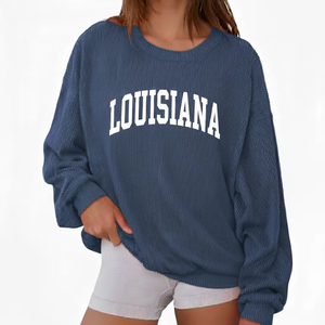 Pull en molleton long et ample pour femme, col montant, structuré pour plus de chaleur et de douceur, style minimaliste et épuré, logo frontal, idéal pour l'automne et l'hiver. - Product Image 1