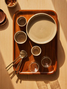 Assiette en bois moderne, finition écorce d'arbre, carrée, thème naturel, plateau décoratif avec poignée, pour table à manger, mariage, occasions spéciales, Ramadan - Product Image 4