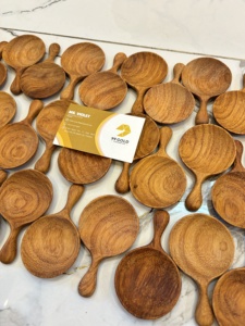 Cuchara Medidora de Madera Tallada con Diseño de Girasol, Artesanía Vietnamita, Utensilio de Cocina de Madera Natural Doussie para Hornear, Venta al por Mayor - Product Image 4