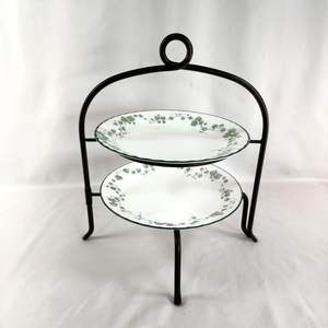 Soporte moderno de hierro para decoración del hogar y exhibición en tiendas con un aspecto limpio y un acabado metálico suave. - Product Image 5