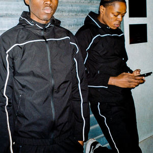 ผู้ผลิต ODM ชุดวอร์มฤดูหนาวแบบ 2 ชิ้น ชุดออกกำลังกายสะท้อนแสง ชุดวิ่งกีฬา เสื้อกันลมไนลอน กางเกงจ็อกเกอร์สำหรับผู้ชาย - Product Image 5