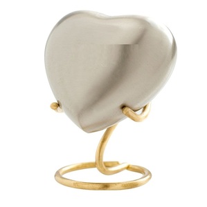 Urna Funeraria de Corazón Negro Mate con Base Dorada, Mini Urna Conmemorativa Hecha a Mano de Alta Calidad para Cenizas, Decoración Duradera y Atemporal - Product Image 5