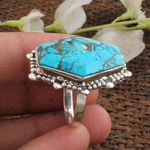 แหวนเงินแท้ 925 ประดับด้วยเทอร์ควอยซ์สีน้ำเงินทรงเหลี่ยมเจียระไนแบบบริลเลียนท์ งานแฮนด์เมด สไตล์โบโฮคลาสสิก เรียบหรู ดูดี - Product Image 3