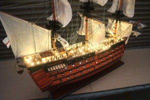 Maquette de navire à voile artisanale HMS VICTORY avec éclairage - Décoration intérieure pour les amateurs de navigation - Product Image 5