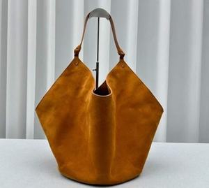 Bolso de Hombro Grande de Cuero Vintage Color Cognac Marrón con Correa Única y Parte Superior Abierta para Mujer - Product Image 2