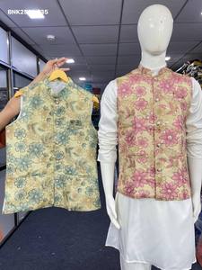 Conjunto de kurta-pantalón blanco de manga larga de satén Malai para uso ocasional y conjunto Koti para hombre con trabajo de lentejuelas posicional. Proveedor mundial. - Product Image 3