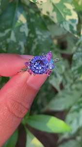 Anillo de Oro de 14K para Mujer con Zafiro Azul de Corte Redondo y Piedras Laterales Rosadas, Estilo Romántico de Compromiso - Product Image 2