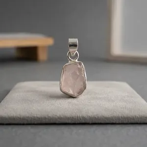Pendentif Solitaire Élégant en Quartz Rose Naturel Brut et Argent Sterling 925 Sertie de Pierres, Unisexe, Minimaliste, pour Usage Quotidien - Product Image 4