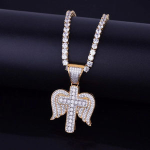 Colgante de Cruz Hiphop con Alas, Chapado en Oro de 18K, Aleación con Cristales de Imitación, Joyería Religiosa para Hombre, Regalo - Product Image 1