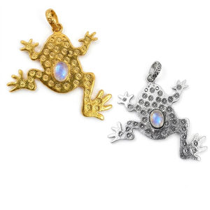 Colgante de latón hecho a mano con diseño de rana chapado en oro y plata, con piedra lunar arcoíris natural ovalada engastada en bisel, joyería artesanal unisex para regalo. - Product Image 1