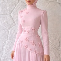 Robe de soirée hijab rose |   Robe de soirée modeste à col montant et manches longues, longueur ras du sol |   Applique florale 3D sophistiquée droite