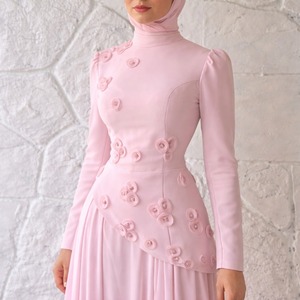 Vestido de noche rosa con hiyab |   Vestido Formal Modesto de Manga Larga y Cuello Alto |   Vestido de Gala Sofisticado con Apliques Florales en 3D - Product Image 3