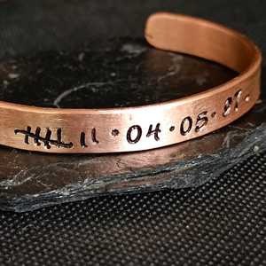 Bracelet manchette en cuivre pur fait main, estampé, en métal massif, artisanat en cuivre, avec date personnalisée, bijoux de guérison pour hommes et femmes - Product Image 3