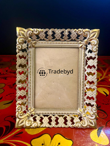 Cadre photo en métal artisanal, accent décoratif élégant par Tradebyd - Product Image 2