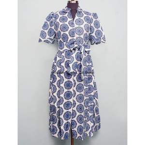 ชุดเดรสไหมพรมสไตล์อินเดีย คังกูร่า คอวี ความยาวปานกลาง สำหรับผู้หญิง ลายพิมพ์รักษ์โลก ซักได้ ตกแต่งด้วยกระดุม - Product Image 1