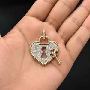 Collier pendentif de luxe en forme de cœur avec cadenas et clé en diamant |   Bijou Charme Amour Romantique en Or Jaune 10K pour Femme, Cadeau d'Anniversaire - Product Image 4