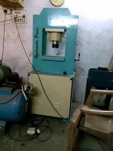 DIVINE MACHINERY SOLUTION Prensa Hidráulica Industrial de Estructura Fija con Capacidad de 100 Toneladas - Product Image 3