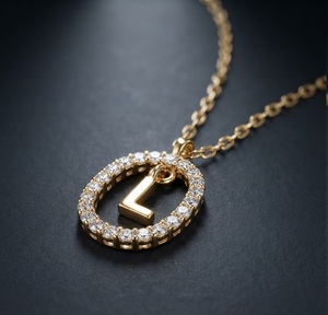 Pendentif lettre L avec accents de diamants sertis clos, charme classique, unisexe, à porter au quotidien - Product Image 1