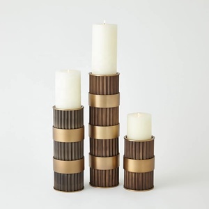 Juego de portavelas de latón y metal contemporáneo, diseño acanalado, detalles dorados, decoración elegante para el hogar para sala de estar y comedor - Product Image 1