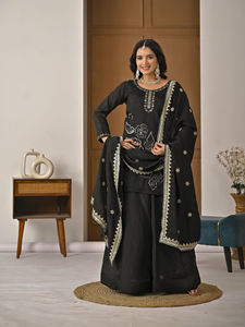 Ensemble Kurti et pantalon en rayonne et coton brodé de qualité supérieure avec accent de travail au fil et dupatta en coton Chanderi (MW 5067) DC - Product Image 3