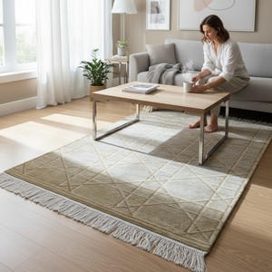 Alfombra Moderna de Lujo con Diseño Geométrico de Cancheo, Alfombra de Seda con Relieve Dorado y Plateado y Flecos, Pelo Corto - Product Image 1