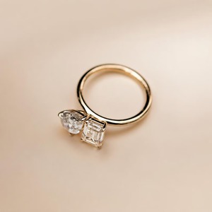 Bague de fiançailles Toi et Moi en or jaune 14 carats avec deux pierres, diamant de laboratoire certifié IGI taille poire émeraude 4,80 TCW, bijoux de mariée - Product Image 2