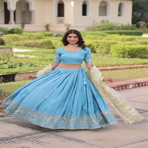 VASTRA COTTAGE Ensemble Lehenga Doré pour Femme avec Broderie Zari et Paillettes, Lehenga Cousu et Ensemble Dupatta de Créateur - Product Image 2