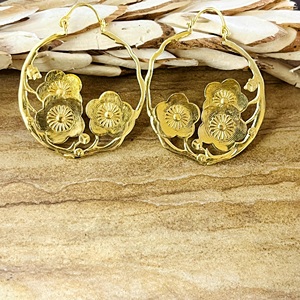Boucles d'oreilles créoles tendance style bohème en laiton floral plaqué or 18 carats motif fleur de cerisier pour femmes, vente en gros/OEM/ODM - Product Image 5