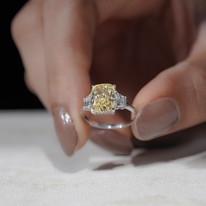 Bague en diamant jaune fantaisie taille coussin en platine avec diamants latéraux couleur D, certifiée IGI, bijou classique de fiançailles pour femme - Product Image 5