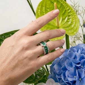 Anillo de compromiso y boda de alta gama, hecho a medida, moderno, de oro blanco de 18k, con diamantes naturales y esmeraldas de corte baguette, anillo grande para - Product Image 4