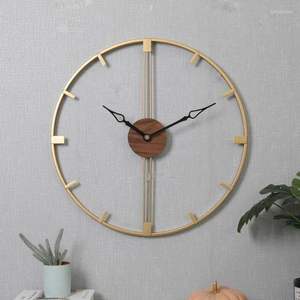 Les horloges murales métalliques étonnantes, au toucher lourd, reflètent une qualité artisanale qui garantit des performances cohérentes année après année. - Product Image 3