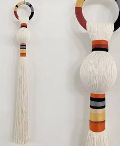 Décoration murale en macramé sphérique tissée à la main avec longues franges en corde naturelle pour la maison - Product Image 3